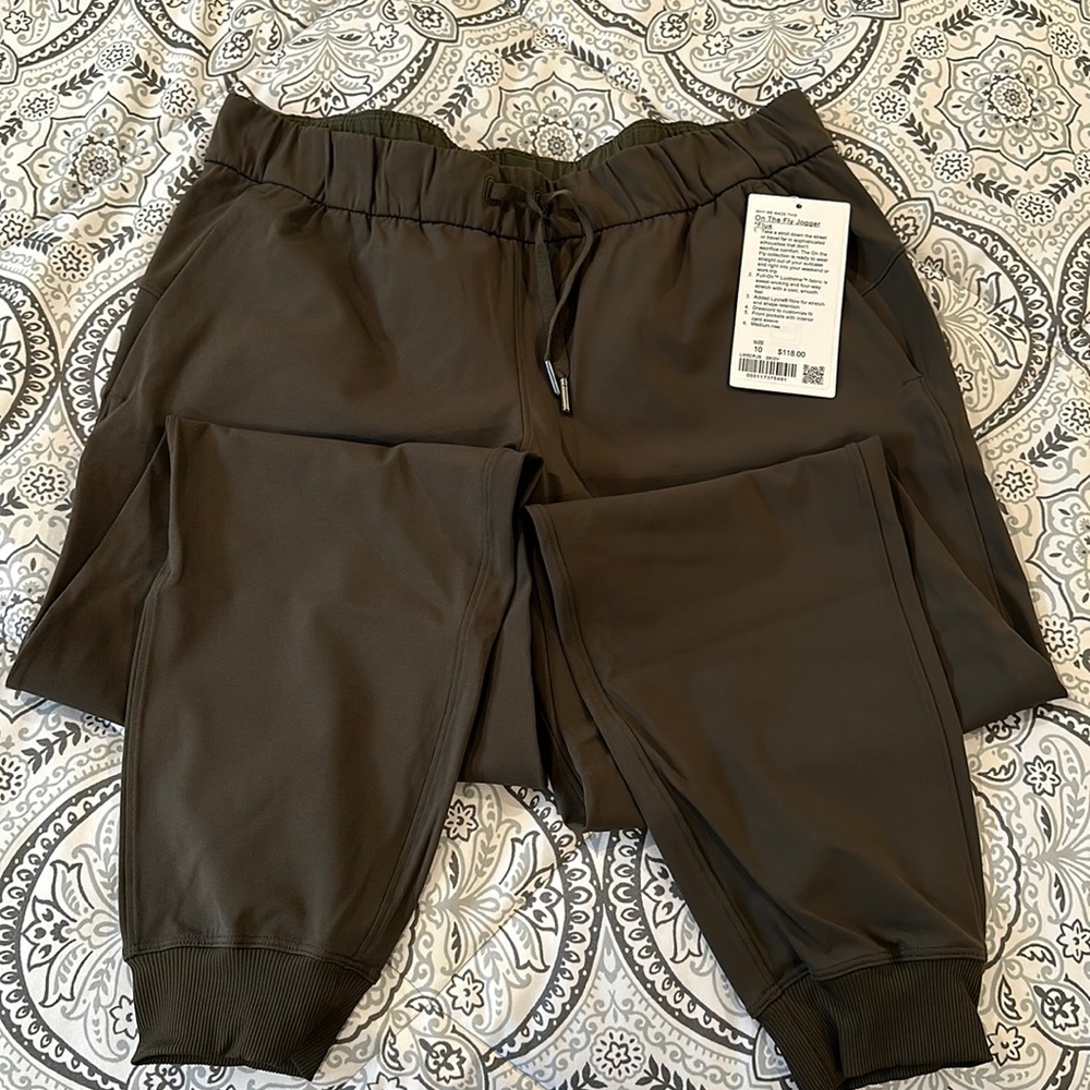 NWT Lululemon On the Fly Jogger - Olive